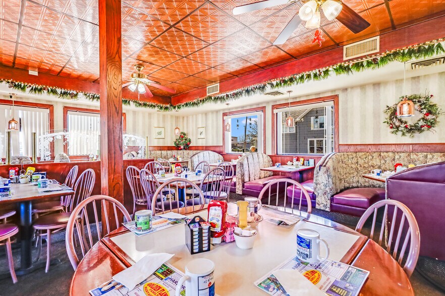 More Photos Of 2604 Custer St, Manitowoc General Retail For Sale