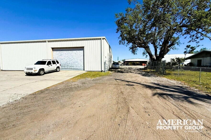 More Photos Of 5611 15th St E, Bradenton Freestanding For Lease