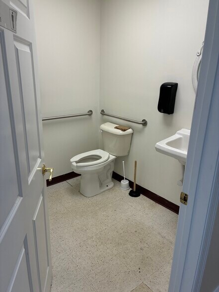 More Photos Of 1420 Ribaut Rd, Port Royal Freestanding For Lease