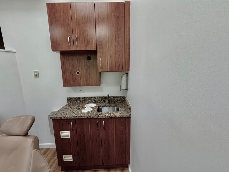 More Photos Of 4 Dearfield Dr, Greenwich Medical For Lease