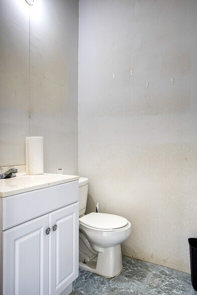 More Photos Of 307 E Goliad Ave, Crockett Storefront For Sale