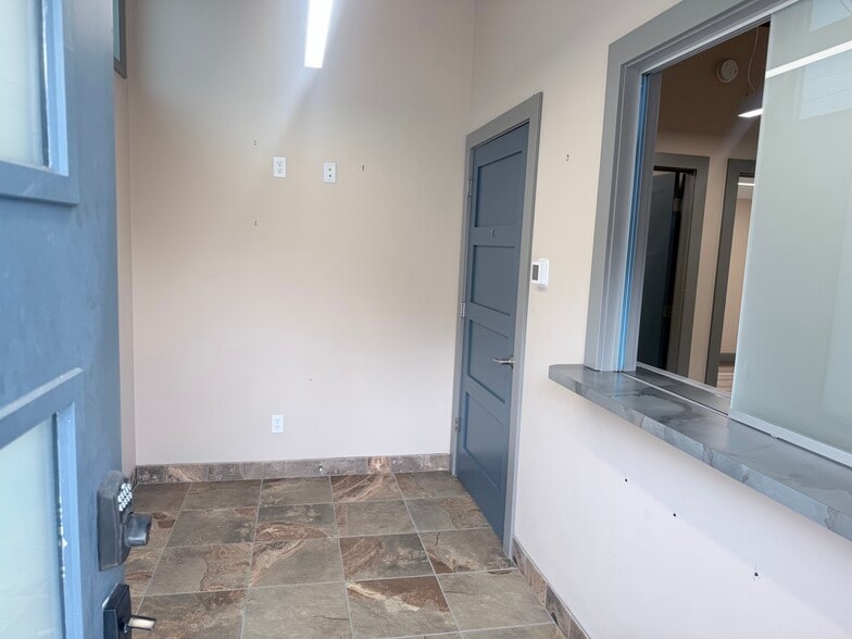 More Photos Of 700 N River Dr, Kankakee Office For Sale