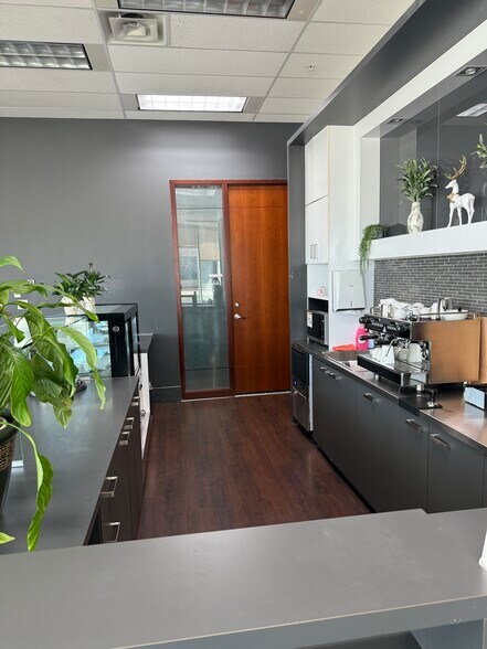 More Photos Of 8585 Rte Transcanadienne, Montréal Office Residential For Lease