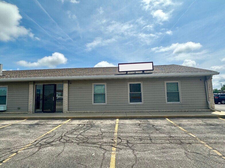 More Photos Of 202 S Eldorado Rd, Bloomington General Retail For Lease