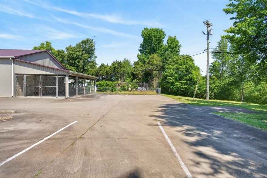 More Photos Of 141 Corporate Dr, Clarksville Flex For Lease