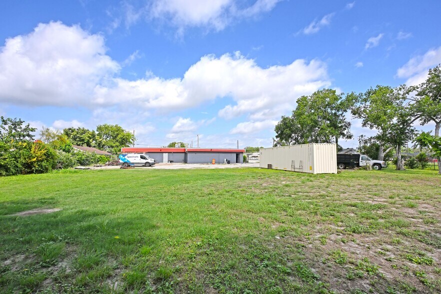 More Photos Of S 2162 S WW White Rd, San Antonio Restaurant For Sale