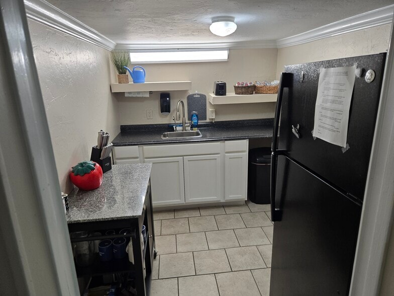 More Photos Of 1813 N Harrison St, Shawnee Flex For Lease