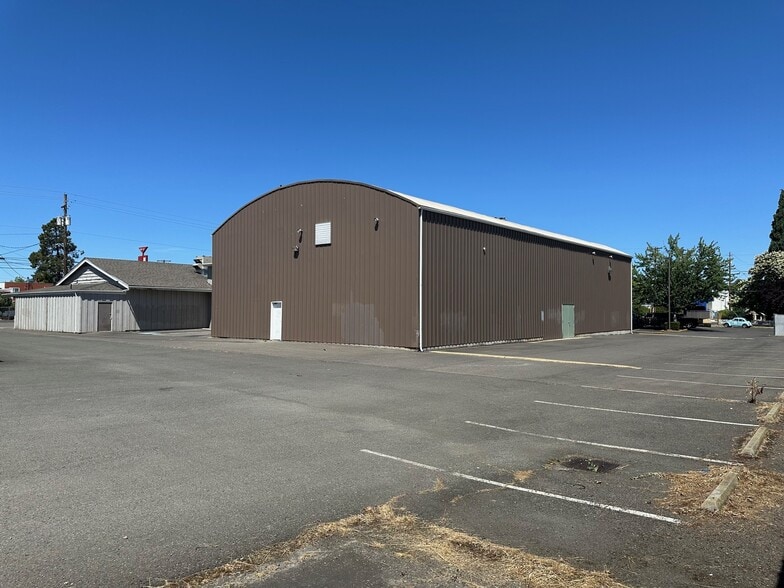 More Photos Of 765 S Riverside Ave, Medford Freestanding For Sale