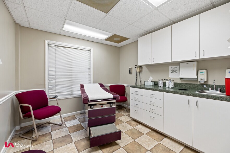 More Photos Of 1686 Roswell Rd, Marietta Office For Sale