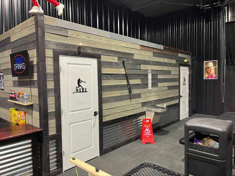 More Photos Of 7301 W 7th St, Texarkana Sports And Entertainment For Sale