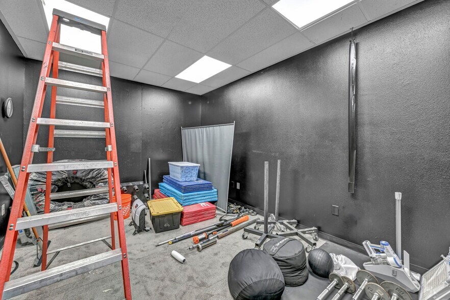 More Photos Of 181 N Gibson Rd, Henderson Warehouse For Sale