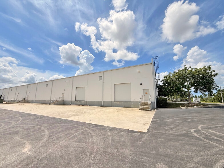 More Photos Of 911 E Industrial Cir, Cape Coral Unknown For Lease