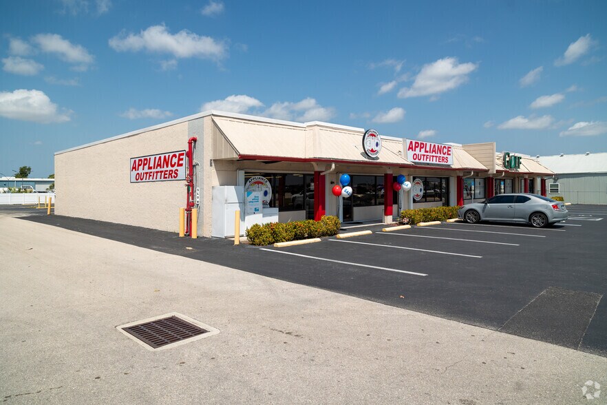 More Photos Of 11120 S Cleveland Ave, Fort Myers Freestanding For Lease