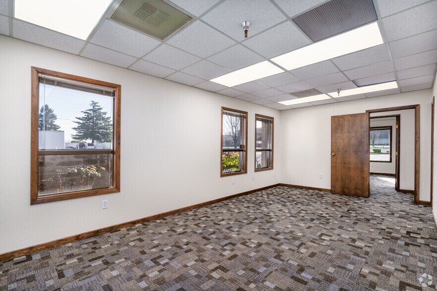 More Photos Of 6455 NE Columbia Blvd, Portland Warehouse For Lease