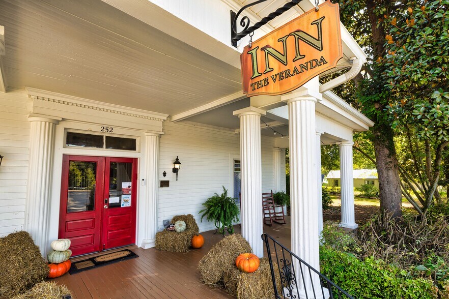 More Photos Of 252 Seavy St, Senoia Hospitality For Sale