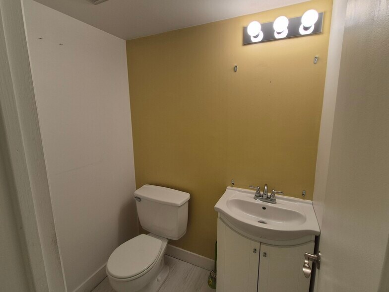 More Photos Of 286 Christina St N, Sarnia General Retail For Lease