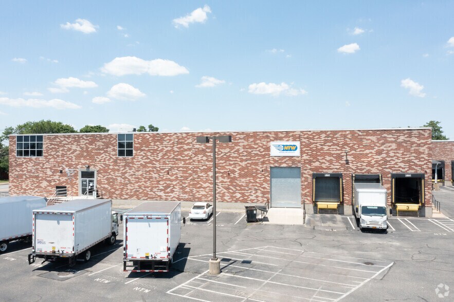More Photos Of 595 S Broadway, Hicksville Warehouse For Lease