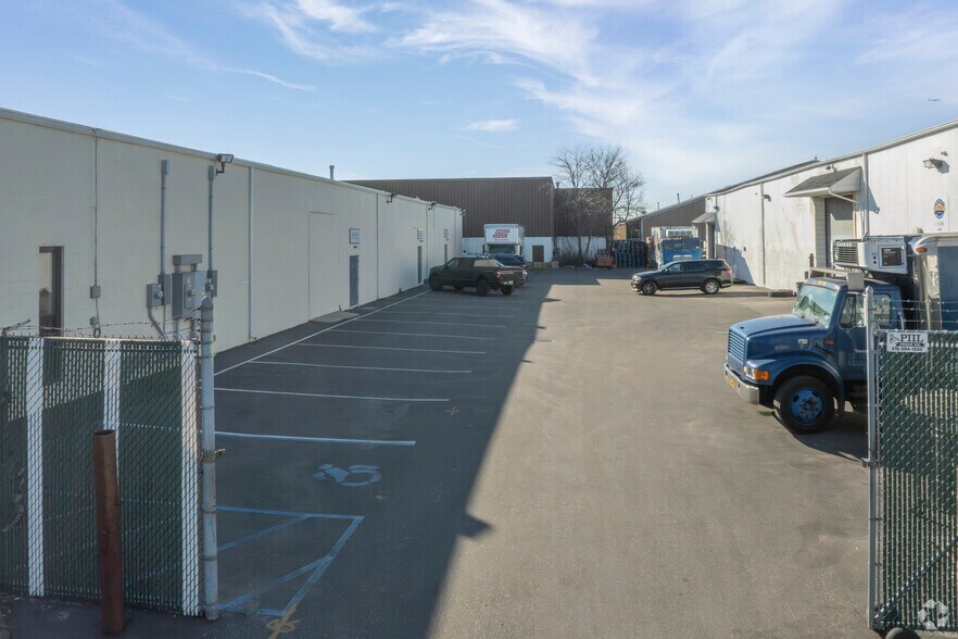 More Photos Of 485 Brown Ct, Oceanside Warehouse For Lease