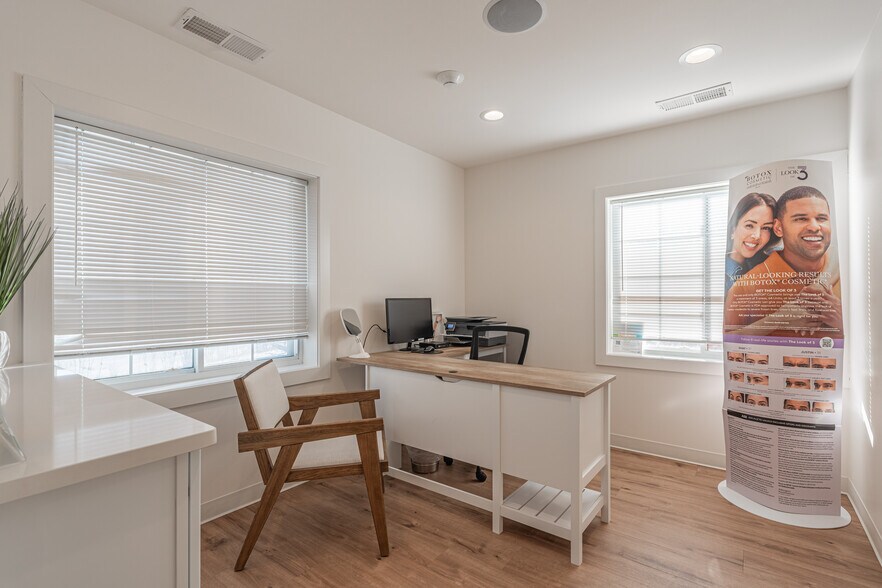 More Photos Of 330 W Frontage Rd, Northfield Medical For Lease