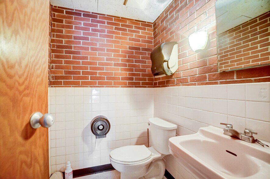 More Photos Of 800 Livermore St, Yellow Springs Research And Development For Sale