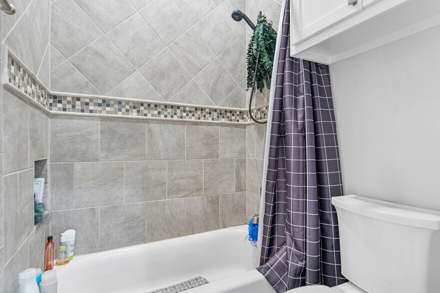 More Photos Of 5902 Winsome Ln, Houston Office Residential For Sale