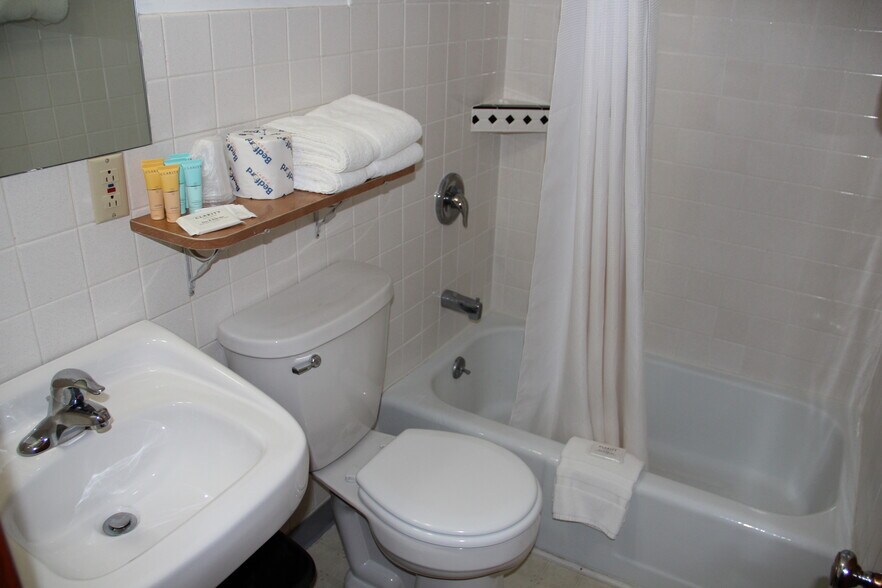 More Photos Of 115 N River St, Chamberlain Hotel For Sale