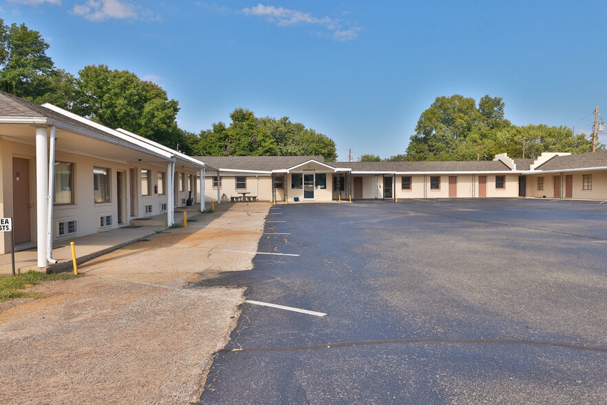 More Photos Of 551 Elm St, Martin Hotel For Sale