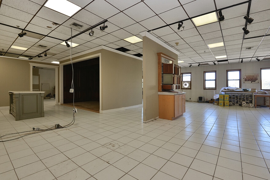 More Photos Of 4202 Astoria Blvd, Astoria Service For Lease