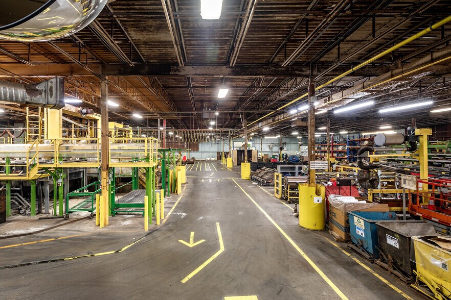 More Photos Of 2620 Rue Bernard-Pilon, St-Mathieu-de-Beloeil Manufacturing For Sale