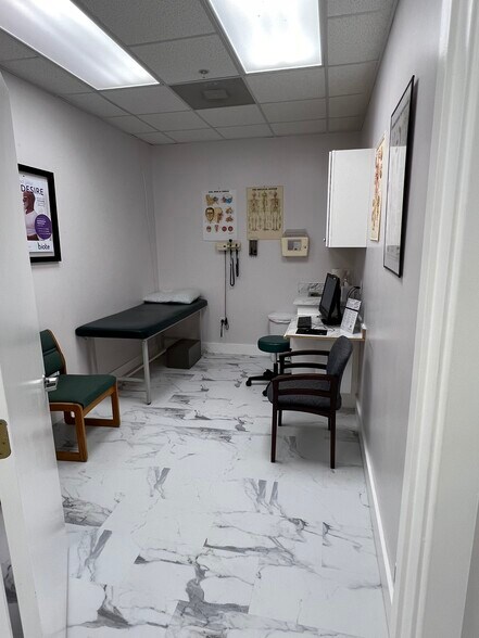 More Photos Of 14 Oak Forest Rd, Bluffton Medical For Sale