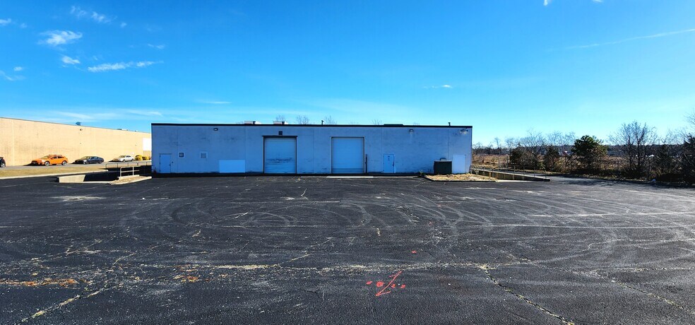 More Photos Of 70 Air Park Dr, Ronkonkoma Manufacturing For Lease