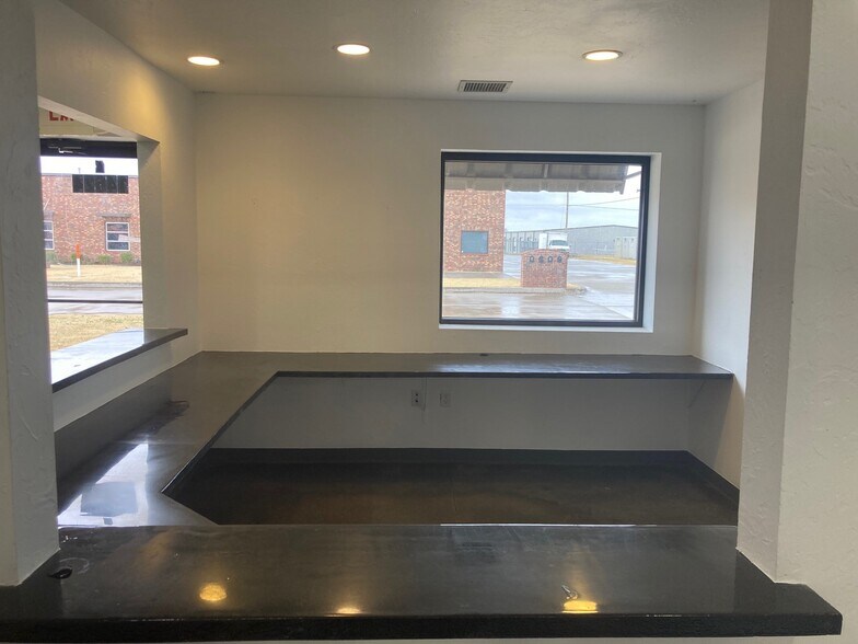 More Photos Of 14624 Metro Plaza Blvd, Edmond Warehouse For Lease