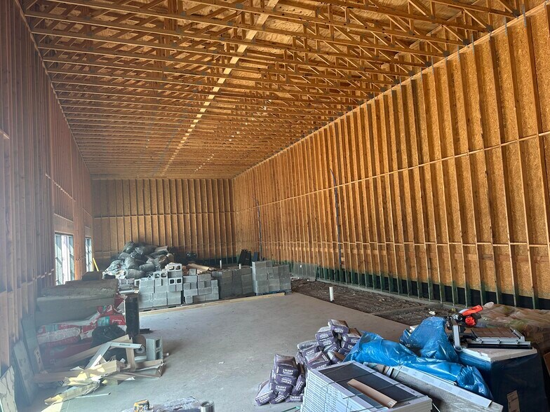 More Photos Of 1390 Expressway Expy, Brownsville Storefront Retail Office For Lease