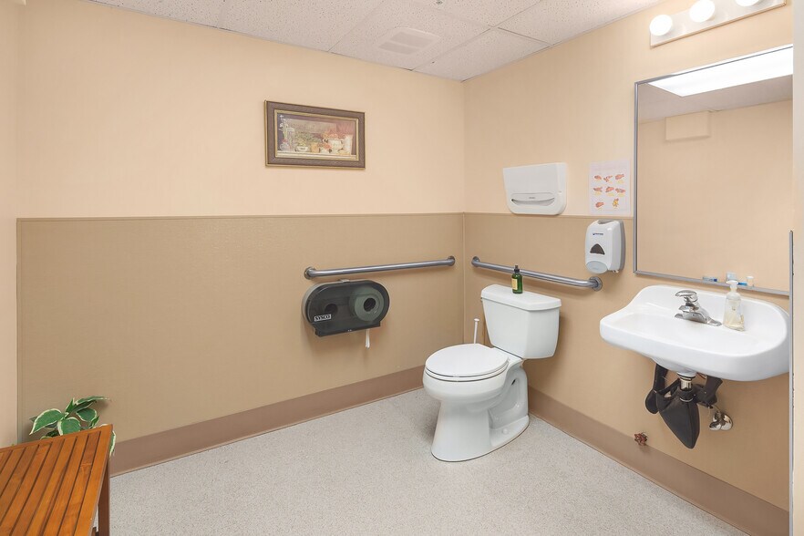 More Photos Of 504 Holly Dr, Edmonds Office For Sale