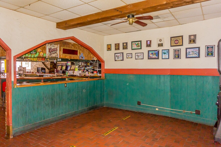 More Photos Of 318 W North Water St, New London Bar For Sale