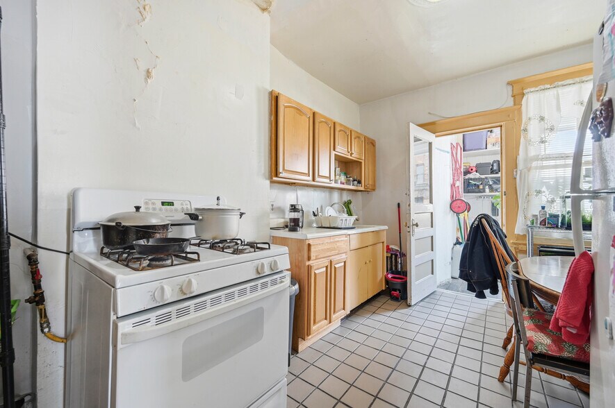 More Photos Of 25 Saratoga Ave, Yonkers Apartments For Sale