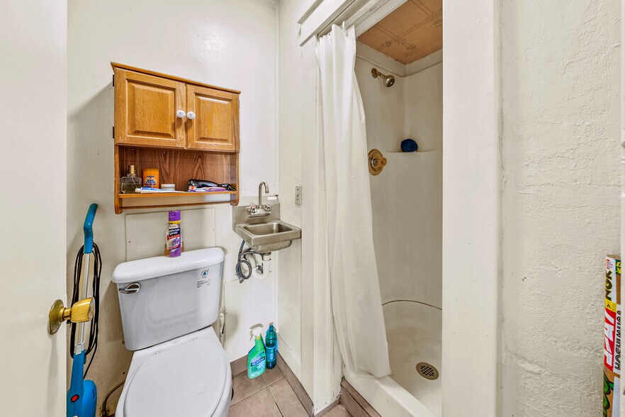 More Photos Of 807 NW 5th St, Grants Pass Apartments For Sale