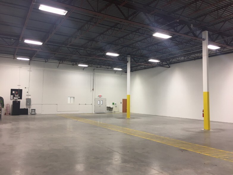 More Photos Of 2501 Dykes Rd, Miramar Warehouse For Lease