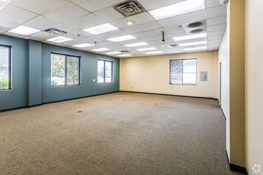 More Photos Of 7375 Adrianne Pl, Bartlett Light Distribution For Lease