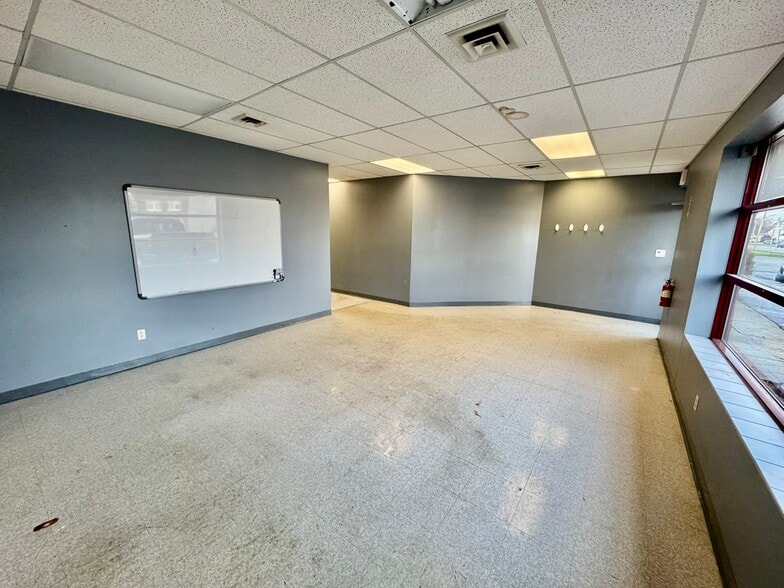 More Photos Of 642 Sheridan Dr, Tonawanda Freestanding For Lease