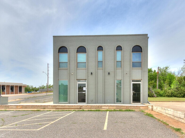 More Photos Of 505 NE 46th St, Oklahoma City Office For Lease