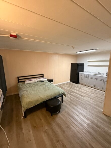More Photos Of 111 W 12 Mile Rd, Royal Oak Hotel For Sale