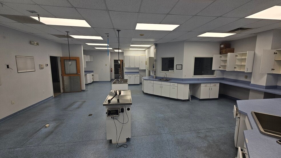 More Photos Of 6460 Atlanta Hwy, Alpharetta Veterinarian Kennel For Sale