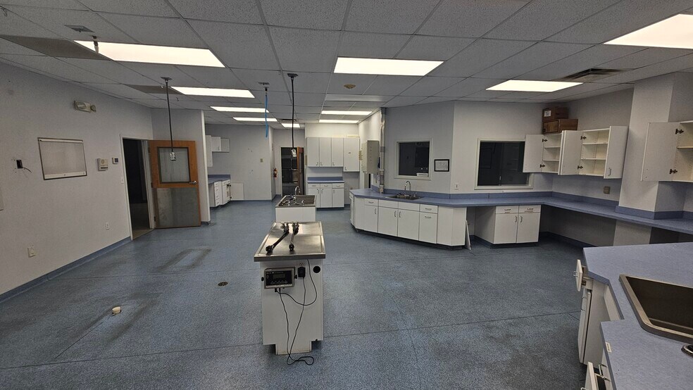 More Photos Of 6460 Atlanta Hwy, Alpharetta Veterinarian Kennel For Lease