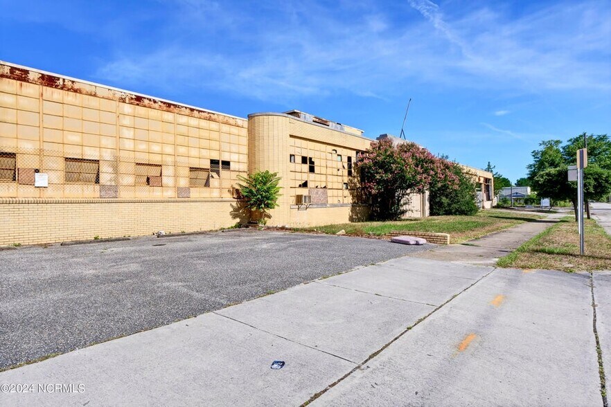 More Photos Of 1315 S 5th Ave, Wilmington Warehouse For Sale
