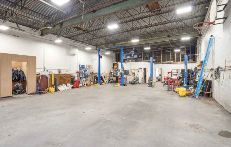 More Photos Of 779 Woburn St, Wilmington Auto Repair For Lease