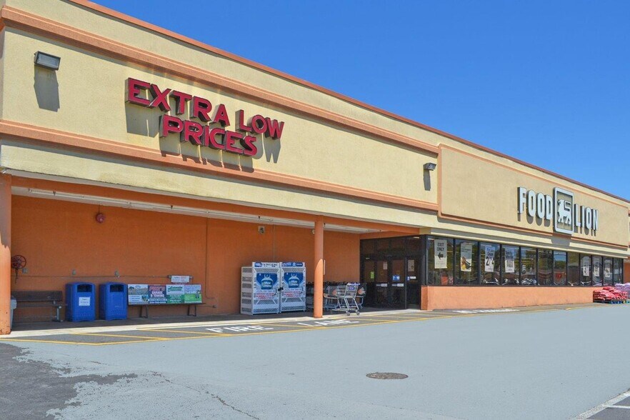 More Photos Of 945 N Main St, Marion Supermarket For Lease