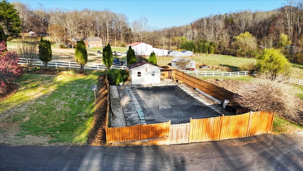 More Photos Of 1356 Coopers Cove Rd, Hardy Specialty For Sale