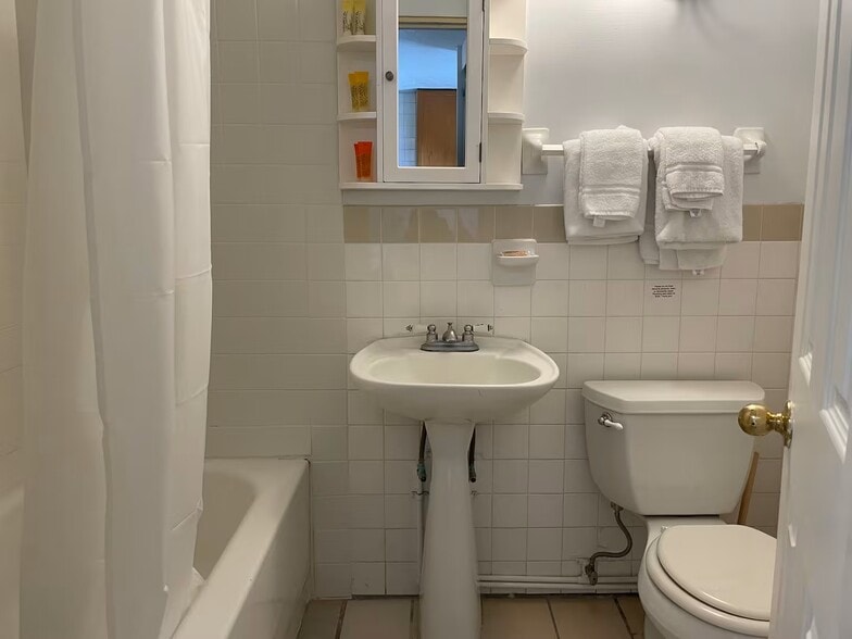 More Photos Of 1064 Broadway, Dunedin Hotel For Sale