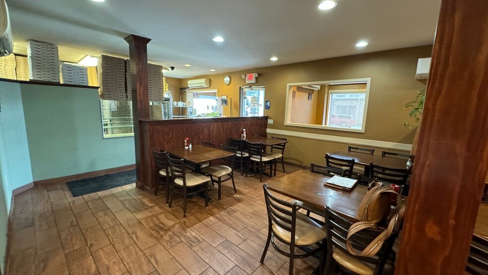 More Photos Of 550 S Main St, Nazareth General Retail For Sale